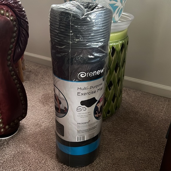 NWT Renew T Foam Gym Floor Roll 24-in W x 72-in L x 0.47-in - Picture 7 of 8